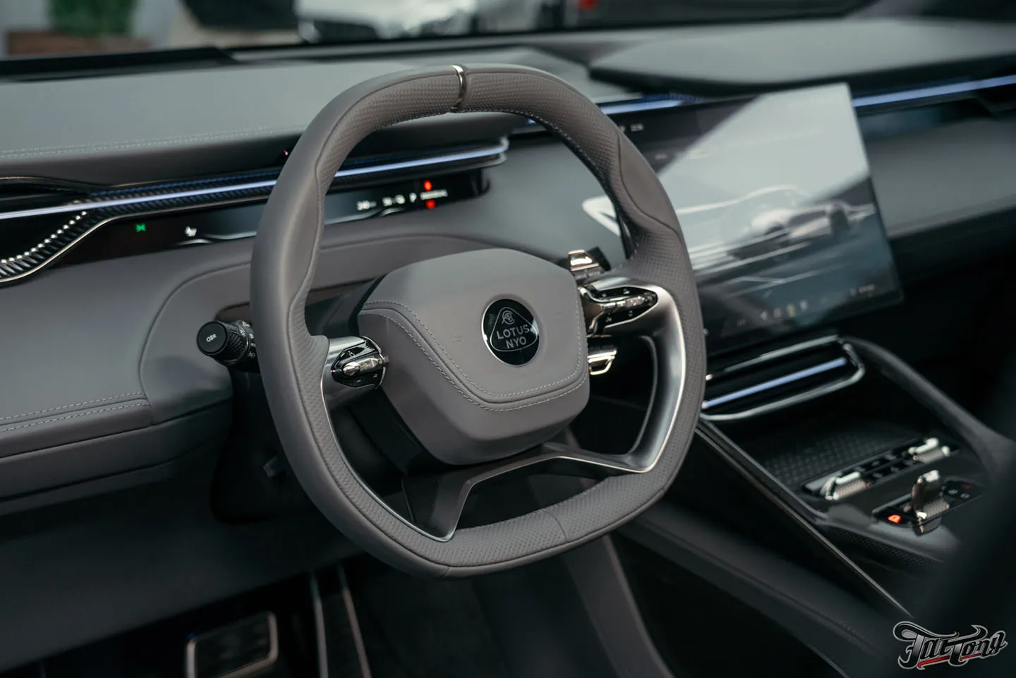 Обзор нового электрокроссовера Lotus Eletre R+, окрас бамперов и оклейка полиуретаном